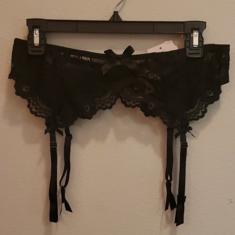 NWT Lace garter belt